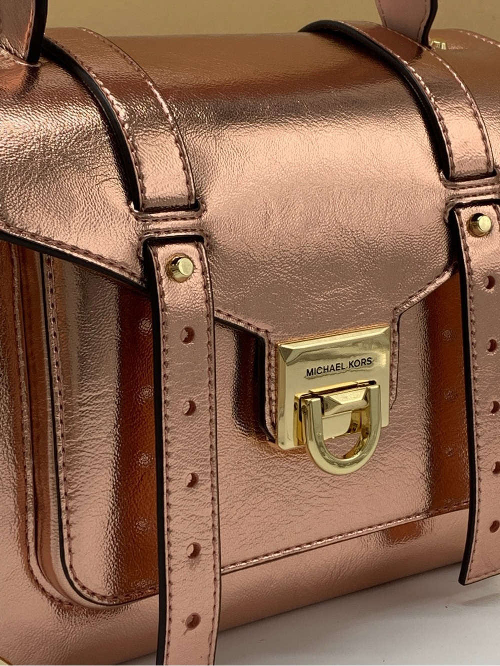 MICHAEL KORS
Manhattan Medium Top
Hand School Patent Satchel Primrose color - Picture 6 of 14